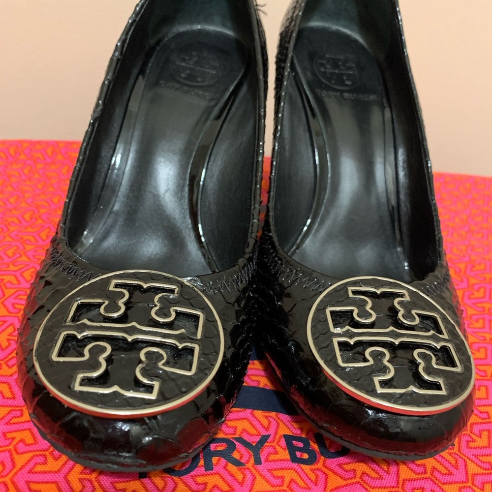 Tory Burch Black Snake Skin Wedges w Tory Emblem - Picture 5 of 5